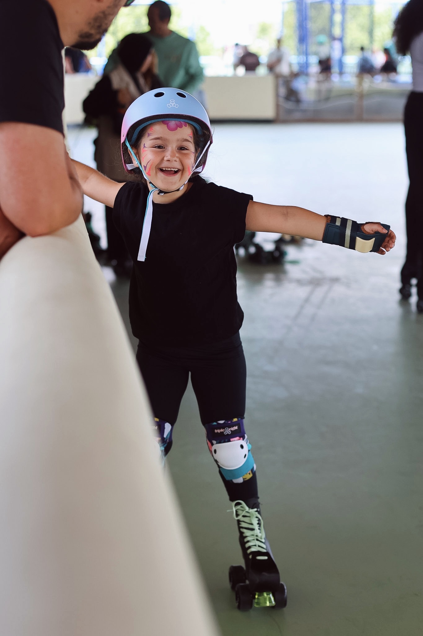 Kind rolschaatst op de baan